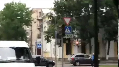 Веселый светофор на пересечении Карла Маркса и Вокзальной в Кингисеппе