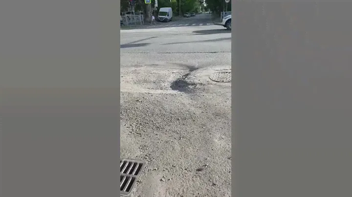 Огромная рытвина образовалась вблизи канализации на пересечение улиц Ленина и Герцена в Бердске