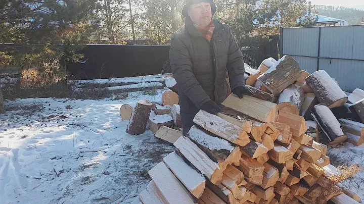 Сосновые дрова - зимняя забота. Бурятия. Улан-Удэ. 2020 год.