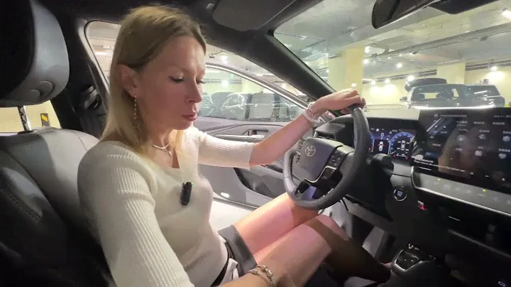 Белая Toyota Camry. Лиса рулит