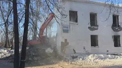 Разрушают стены дома №118 по ул. Ленина в Бердске