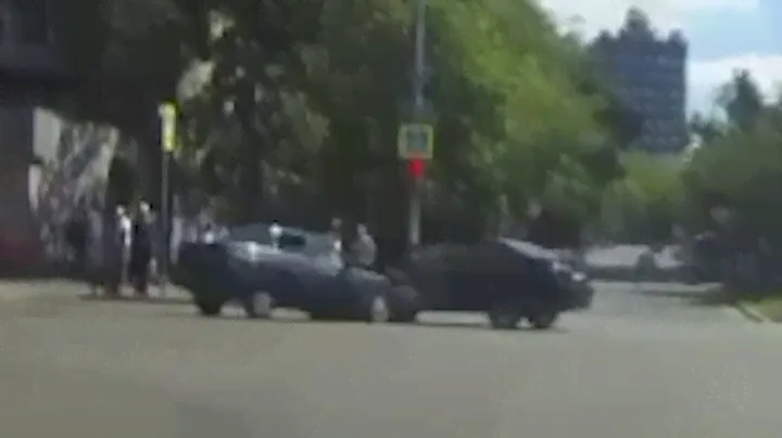 В автобильярдной "Тойота" снесла 3 пешеходов. Real video