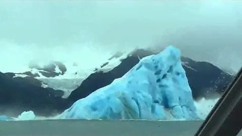 Огромный айсберг перевернулся на глазах у туристов!!!