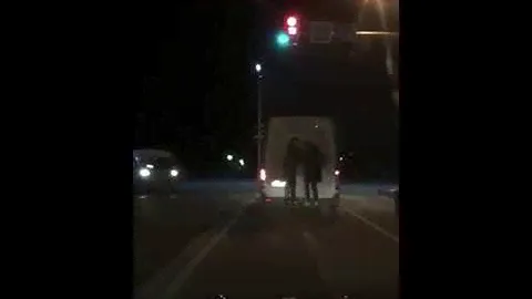 Подростки цепляются за маршрутки в Бердске