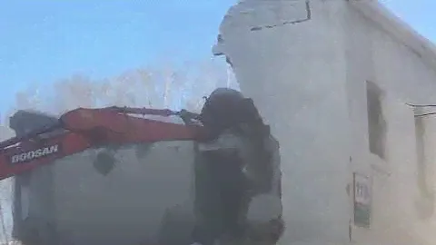 Аварийный дом №118 по ул. Ленина сносят в Бердске