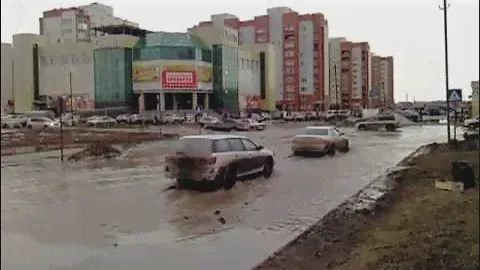 Бердск Лунная 51 огромная лужа 10.04.2013