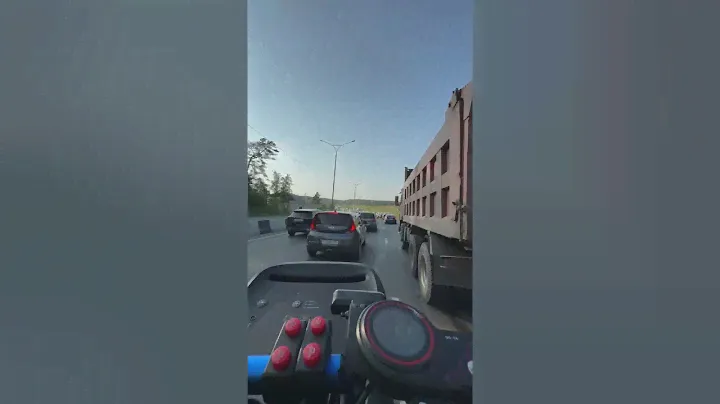 НОВОСИБИРСК самокатчик едет км/ч100+ по Бердскому шоссе