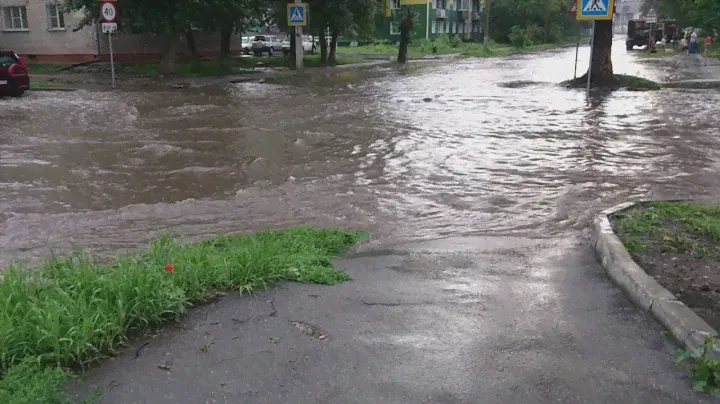 Бердск. Пересечение ул.К.Маркса и Ул.Суворова.Потоп после дождичка.