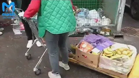 "Битва за просроченные продукты": пенсионеры Петербурга накинулись на еду у мусорки.