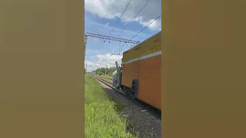 Встреча сплотки АС01-015 с СДПМ-2377 и ВЛ15-011 с грузом на перегоне Мга-Назия #ржд #поезд #railway