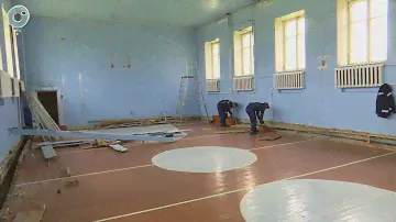 В посёлке Листвянский Искитимского района ремонтируют школьный спортзал