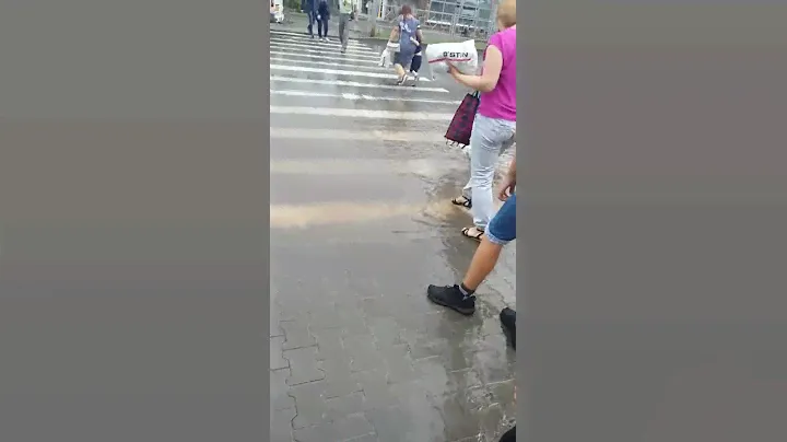 У универмага на ул. Ленина в Бердске потоп