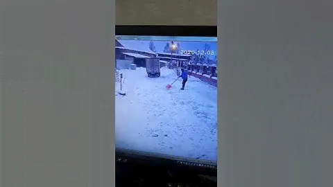 Засыпает снегом соседей житель поселка Вега в Бердске