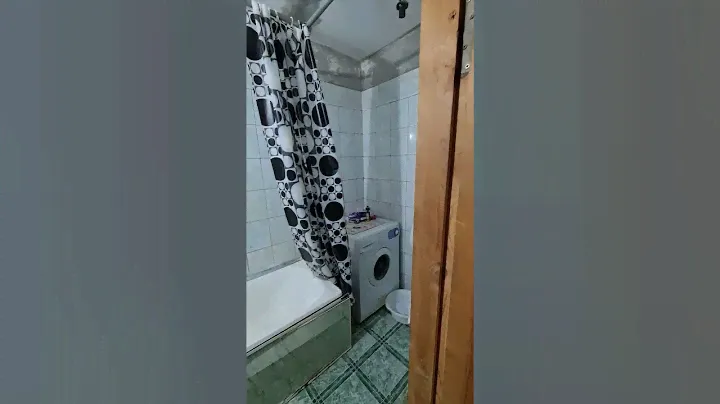 Продаётся 3 к.кв. в самом центре Валдая на 2 этаже кирпичного дома.