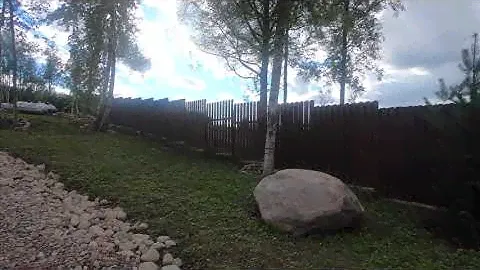 Обзор забора из деревянного штакетника.