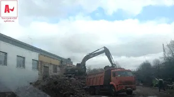 Погрузка строительного мусора в самосвал