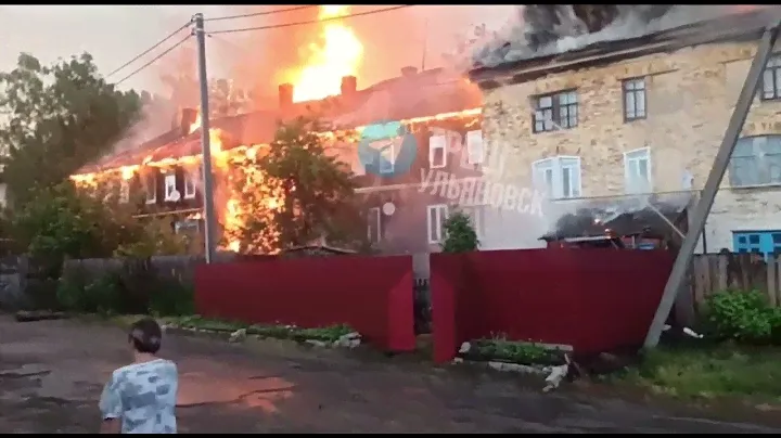 В поселке им.Ленина в Барышском районе ликвидируют возгорание дома барачного типа.Пострадавших нет.
