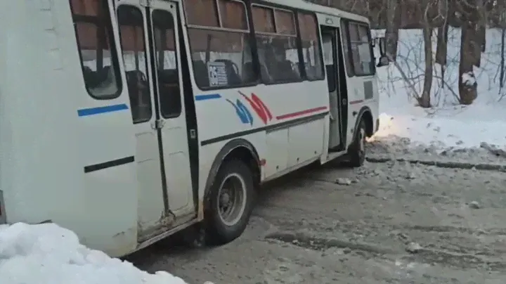В районе 6-ой поликлиники в Бийске автобус развернуло поперëк дороги (Бийское телевидение)
