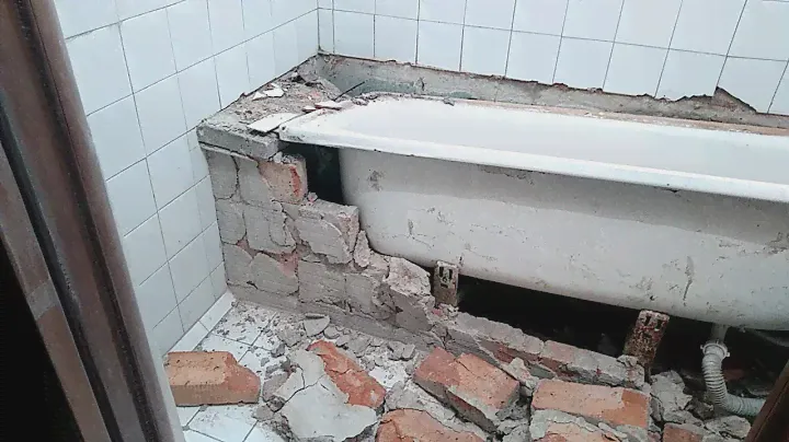 Ужасы ремонта при демонтаже старого барахла в ванной комнате перед укладкой плитки. Часть 2
