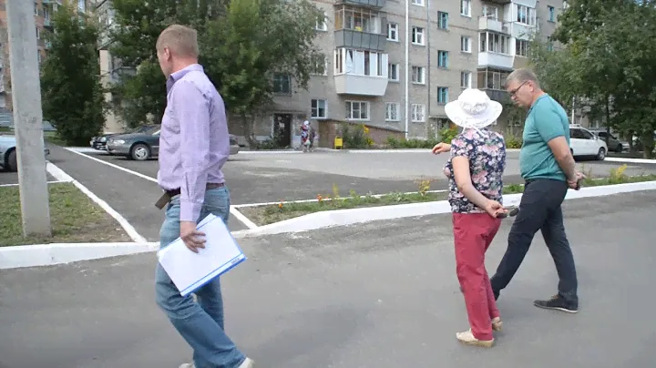 На встрече у дома №1 по ул. Кутузова в Бердске присутствовали чиновники и подрядчик
